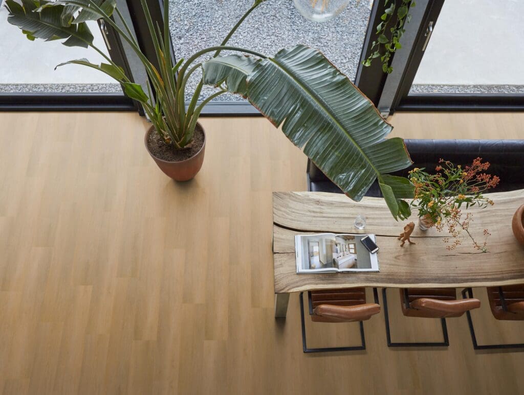 NEWHAM DARK OAK CLICK 8410